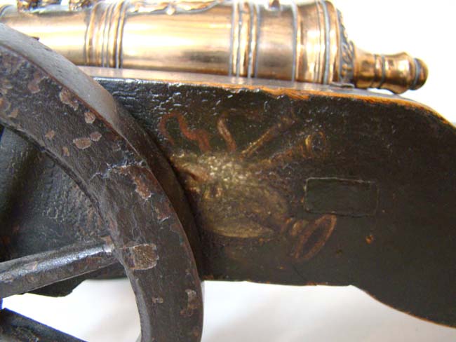 A wonderful 17th century Dutch bronze barreled salute cannon with original painted carriage — image 6